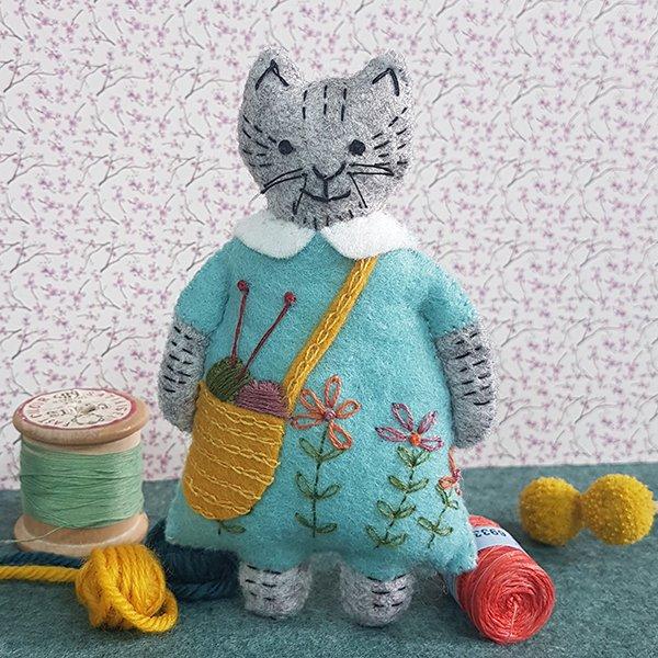 Mrs. Cat Loves Knitting Felt Craft Kit