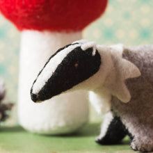 Load image into Gallery viewer, Woodland Scene Felt Craft Kit