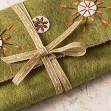 Load image into Gallery viewer, Sewing Roll Felt Craft Kit