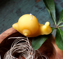Load image into Gallery viewer, Beeswax Snail Candle