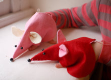 Load image into Gallery viewer, Valentine Mouse Hand Puppet Craft Kit