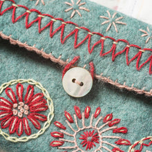 Load image into Gallery viewer, Sewing Pouch Felt Craft Mini Kit
