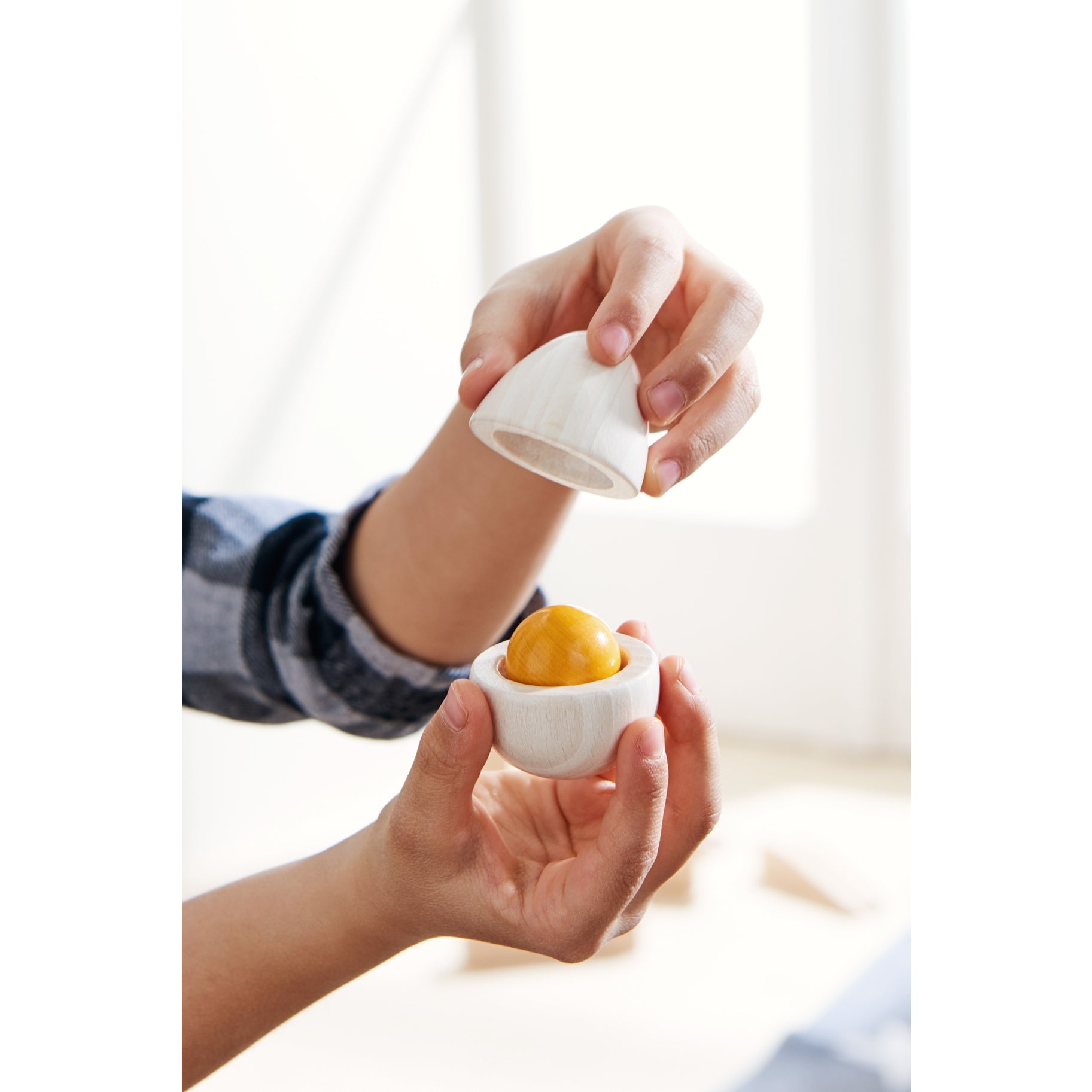 4 Wooden Eggs with Yolk in Carton